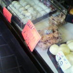 伊勢屋 - 団子以外にも赤飯・いなりずし・太巻きなどなどたくさんあります。