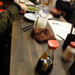 Yakiton Genki - 狭い長テーブル