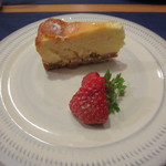 裕の輪 - チーズケーキと苺。