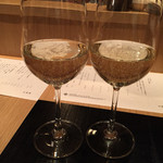 ナミダ - スパークリングワイン、グラスで900円。