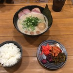 豚骨ラーメンとまぜそば 池めん 浜松店 - 濃厚とんこつ＋コンビ味玉＋ご飯＋漬け物