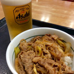 なか卯 - 「和風牛丼(ミニ)」(300円)と「生ビール」(150円)。