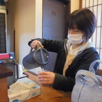 手打ちらーめんはやぶさ - 水は入店時にセルフで