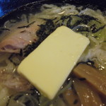 手打ちらーめんはやぶさ - バターを乗せてみた