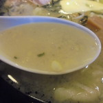 手打ちらーめんはやぶさ - バターの溶けたスープ