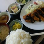どんぶり君 - とんかつ定食880円。ご飯は大盛りにしました。