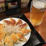 むつぎく - 餃子中(１２個)と生ビール(中)