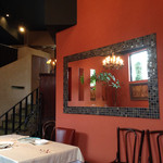 フレンチ サクラ - 鏡を上手に使用した店内