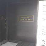 バック ザ フェイス - お店の玄関