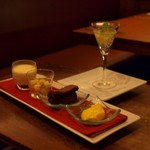 カルシファーズ・グリル アラ トスカーナ - "デザート（ワゴンの中から2種チョイス）：アップルマンゴーのセミフレッド・
アスティスプマンテを使ったゼリー"