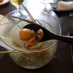 麦藁と桜チップの煙の中で食べるトロッとしたウズラ卵の黄身がいい食感のうなぎ・ウズラのタマゴの塩麹そえ