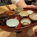 寿司つばさ - 次はどの猪口にしようかな