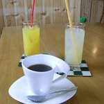 ドッグカフェ シュシュ - サイフォン立てのコーヒー、オレンジジュース、りんごジュース