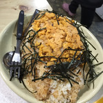 焼肉 はせ川 - 大人のオムライスの中身　醤油味の焼き飯の上にウニが乗ります！