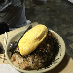 焼肉 はせ川 - その上からオムレツがどーん!