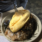 焼肉 はせ川 - オムレツを割って・・