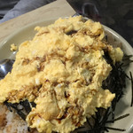 焼肉 はせ川 - タレをかけて・・はい、オムライスの完成です！