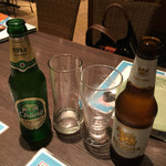 ゲウチャイ - シンハー(右）とチャーンビール