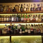バル  ハルヤ - カウンターから見るウイスキー他