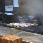 Torifuku - 注文が決まるとカウンターに焼き鳥の美味しい香りと煙が充満します。