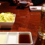 炭火焼肉 遊山亭 - 生ビールとお通しのやみつきキャベツ