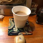 Nozawa - サービスしてくれたコーヒーと一口饅頭