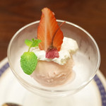 トマト - 桜のアイスクリーム(平日ランチサービスの自家製アイスクリーム)