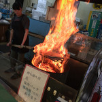 多田水産 須崎道の駅店 - 多田水産 須崎道の駅店(高知県須崎市・道の駅かわうその里 須崎内)豪快な藁焼き！