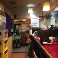 八べえ - ４席のカウンターと奥に畳の卓がいくつか