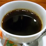 洋風食堂Strike - お店では食後のコーヒーを飲んでいる人も多かったですよ。 落ち着いた雰囲気の中だからこそですよね。 表とか店内で待っている人が居れば飲めませんもんね。 ちよっと遅めの食事が良かったかもです。