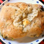 エディアールベーカリー - チーズとクルミ小松菜のチャパタ