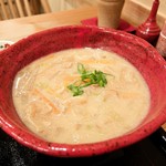 酒粕うどん たぐち - 酒粕うどん（粕汁がなみなみ～ です！）