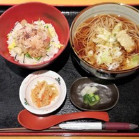 板前心 菊うら - 今週の丼セット（いか明太子のせ海鮮丼と山菜天そば）1130円