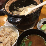 海の幸 鯛や - 鯛めしには、味噌汁とお新香付き