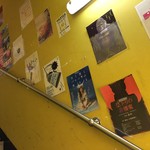 エビスSTARバー - お店へ続く階段。演劇公演などのチラシが掲載されている。