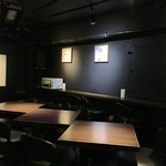 エビスSTARバー - 中央にテーブル席も。