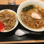 中国料理 優優 - ラーメンと豚丼（700円）