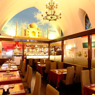 An extraordinary space reminiscent of India. Great for parties and dates ◎