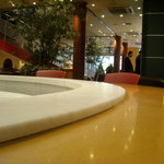 EXCELSIOR CAFE  - １０人は座れる大きな丸型テーブル