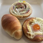 はっぴーおじさん - 上：太巻きパン240円税別　左：塩バターパン100円税別　右：目覚ましごパン180円税別