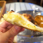 インド・ネパール料理 FULBARI - チーズナン。クリームチーズ系の味わいで美味しい、できれば二食に分けて食べたいくらいのボリューム(^-^;)