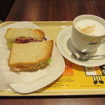 DOUTOR COFFEE SHOP - 朝カフェセット・ビーフパストラミとチェダーチーズ　390円