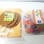 御菓子司　寳月堂 - うちわせんべい187円 サイコロゼリー280円