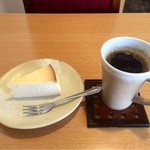 結構人 ミルクホール - 珈琲700円+チーズケーキ300円=1000円