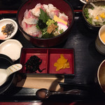 Kaisen Dashi Izakaya Awajishima No Megumi Dashiya - 明石の鯛丼、サラダ、茶碗蒸し、あら汁、香の物