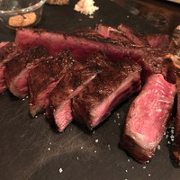 アカミヤコウシ - 時間をかけて焼かれたTボーンさん。これで750ｇくらい。