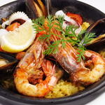 海鲜和烤蔬菜的西班牙海鲜饭