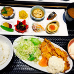 Kamayaki Wagyuu Suteki No Teppan Izakaya Kyouno Obanzai Ichiba Kouji - チキン南蛮ランチ(1058円)
                        右の白いのは豆腐