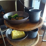 坐忘林 - 魚煮付けと玉子焼き、いくら、おから、お惣菜の乗ったプレート