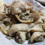 もつ焼 まるい - 2017.3 地鶏皮（380円）×2